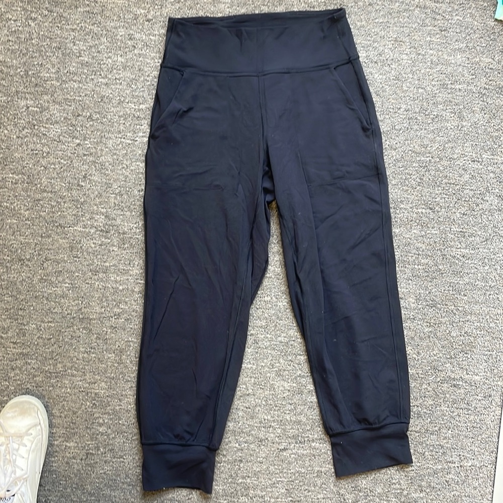 Lulu Size 6 Align Black Jogger Capris
